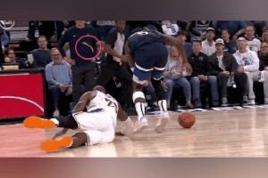 擋災(zāi)了？華子答應(yīng)抗癌小球迷一直戴著的手環(huán)被打飛 痛苦倒地所幸無(wú)礙