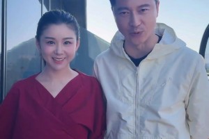 錘王來(lái)襲！演員王雷攜手愛(ài)妻李小萌為大連英博加油助威