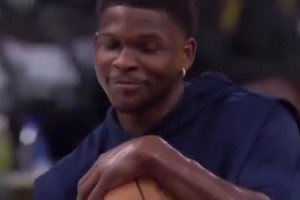 太魔性了??華子賽前熱身突然露出詭異微笑搖擺起舞