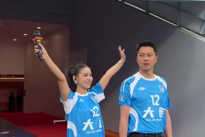 “錘王”帶著黑絲美嬌妻李小萌在大連主場(chǎng)亮相??