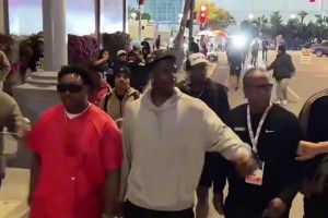 華子在LA街頭慶祝勝利：湖人一直放狠話，說5場拿下我們，今天都給我去死吧