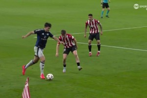 馬奎爾邊路閃轉騰挪后送助攻，網友：他在這個位置比加納喬更好