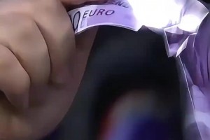 留作收藏？德容撿到“大羅鈔票” 爆笑后塞進口袋