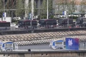 聲勢(shì)浩大，連京大戰(zhàn)場(chǎng)外實(shí)拍：3000+國(guó)安球迷組團(tuán)抵達(dá)梭魚灣??