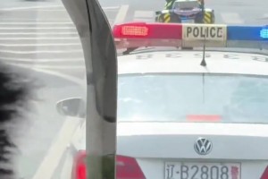 牌面拉滿??，實(shí)拍：大連交警出馬，護(hù)送國(guó)安遠(yuǎn)征球迷抵達(dá)梭魚灣