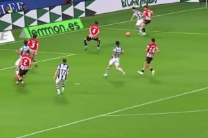 ??腳踏風火輪！久保健英邊路狂沖50米殺入禁區(qū)造險