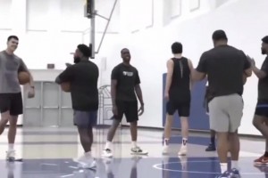 速度變快了？楊瀚森赴美特訓(xùn)：底角三分4連中 籃下?lián)烨?連扣