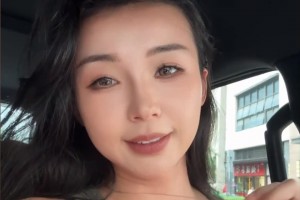 胡子哥？源哥張曼源穿著背心直播并曬出自己的老公~