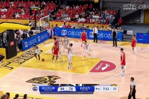 敢說(shuō)！楊鳴吐槽：今晚三名裁判三種不同判罰尺度！要用外籍裁判就全用外籍！