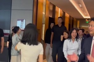 易建聯(lián)回國出席活動，出緋聞之后看起來更羞澀了