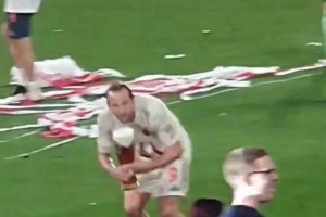 偷感十足??！凱恩偷偷潑啤酒的樣子，可以和“嘎子偷狗”并列了