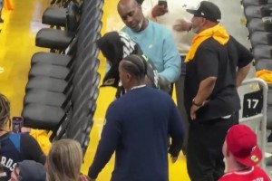 我兒子今天沒防住你！老佩頓賽后和愛德華茲寒暄擁抱??