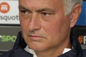 當(dāng)年曼聯(lián)傷兵滿營(yíng)，大伊布和盧克-肖拄著拐拿歐聯(lián)杯冠軍??