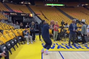 愛德華茲賽前輕松熱身！也開始玩花活了不斷玩小動作