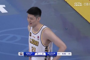 陷犯規(guī)麻煩！北京男籃開場連續(xù)打胡金秋，后者2分鐘2犯提前下場