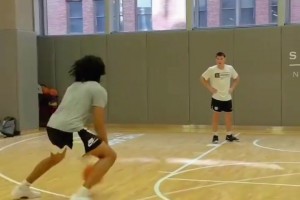 名正言順！華子在MVP的呼聲中下場(chǎng) 老佩頓贈(zèng)予華子一件球衣