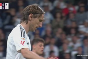 差一點(diǎn)點(diǎn)！莫德里奇停球凌空抽射稍稍偏出！