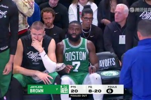 衛(wèi)冕還是難??！三節(jié)沒結束布朗便六犯離場，隨后綠軍派上全替補！