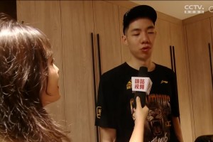 朱俊龍最后關(guān)鍵3分！賽后采訪談到這一幕謙虛歸結(jié)給隊(duì)友功勞！