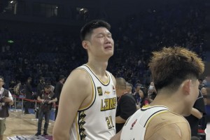 終圓冠軍夢！等待采訪的胡金秋情難自禁，抬頭熱淚盈眶！