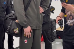 胡金秋賽后并沒(méi)過(guò)多慶祝 也沒(méi)去發(fā)布會(huì) 因腹部受傷先離場(chǎng)