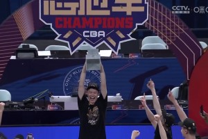 他值得！在隊友簇擁下，胡金秋捧起冠軍至尊鼎吶喊慶祝！