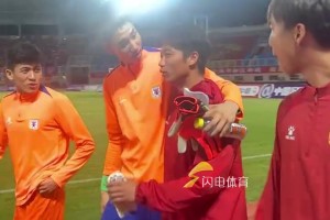 于金永謝文能與老相識(shí)握手互相問(wèn)候，問(wèn)候太到位了??