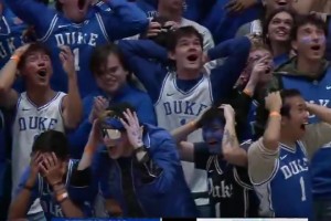 正面滑翔隔扣一條龍！弗拉格這身體條件，把全場(chǎng)球迷都驚呆了??