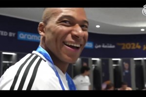 賽季初姆巴佩調(diào)侃，魔笛這家伙冠軍數(shù)（28）比我年齡都大