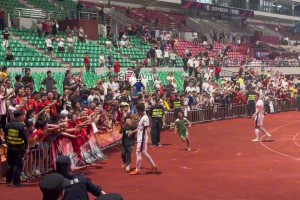 豪哥的影響力！足協(xié)杯賽后，韋世豪為熱情的主隊廣西球迷逐一簽名