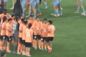 恭喜武漢女足！武漢女足列隊(duì)等頒獎，王霜開心得手舞足蹈