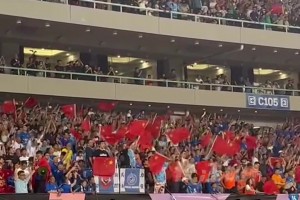 江城玫瑰捧起冠軍獎(jiǎng)杯，全場(chǎng)飄揚(yáng)中國(guó)紅！觀眾高唱《歌唱祖國(guó)》