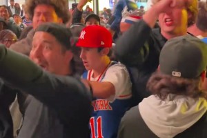 還是忘不了老市長！紐約球迷慶祝尼克斯20分大逆轉(zhuǎn)：法克吹楊??