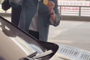 衣錦還鄉(xiāng)！孫興慜返回韓國，眾多女球迷讓其把歐聯(lián)獎(jiǎng)牌戴上??