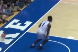 真的很炸裂！錫安大學(xué)時的球風(fēng)是真勁爆啊