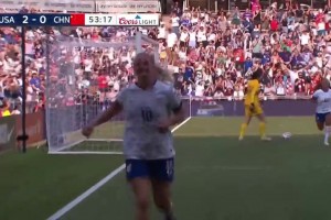 中國女足邊路防守出現(xiàn)大空檔！美國女足傳中林賽-霍蘭頭球破門！