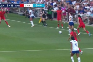 中國女足丟球！美國女足邊路傳中造亂戰(zhàn)！卡塔里娜補(bǔ)射破門！
