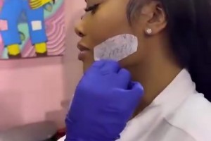 后悔了嗎？成人艷星當(dāng)年在臉上紋了錫安名字！這科技有點炸裂啊~