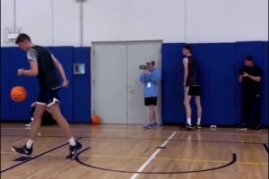 狀元熱門弗拉格與布澤利斯1v1單挑，大家覺得這水平可還行？