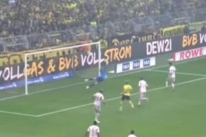 教科書式一防一！范迪克甚至能讓進(jìn)攻球員跟著自己思路走！