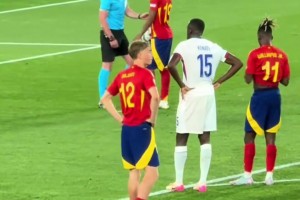 亞馬爾太成熟了！邁尼昂想搞心態(tài)打亂節(jié)奏，獨自玩球絲毫不受影響