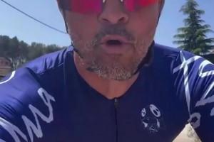 人逢喜事精神爽！請欣賞恩里克美妙的歌聲！