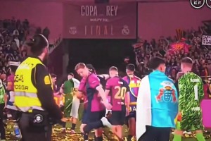 梅西在巴薩的最后一個(gè)冠軍！德容這笑容太燦爛了！