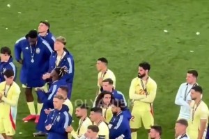 心有不甘？西班牙全員為葡萄牙鼓掌時(shí)，亞馬爾提前走回更衣室