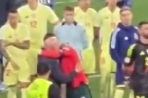 互相尊重！頒獎(jiǎng)儀式后，C羅走向德拉富恩特向西班牙隊(duì)表達(dá)敬意