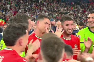 隊(duì)魂！頒獎(jiǎng)前葡萄牙全員圍著C羅慶祝，給C羅都弄的不好意思了