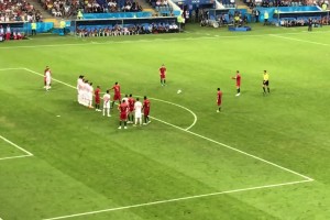 葡萄牙奪冠后C羅和佩佩擁抱，全隊(duì)向佩佩致敬這一幕太動(dòng)人了