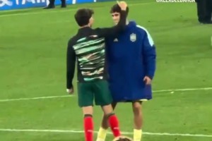 還得是你??菲利克斯賽后和西班牙隊(duì)巴薩球員打鬧