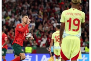 經(jīng)典畫(huà)面！外媒曬C羅慶祝與亞馬爾同框瞬間：老家伙還沒(méi)結(jié)束！