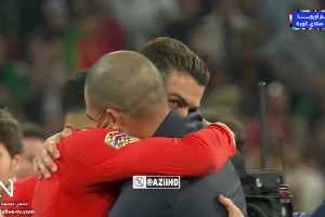 老友再會(huì)！頒獎(jiǎng)典禮佩佩手持獎(jiǎng)杯出場(chǎng)后，與C羅擁抱